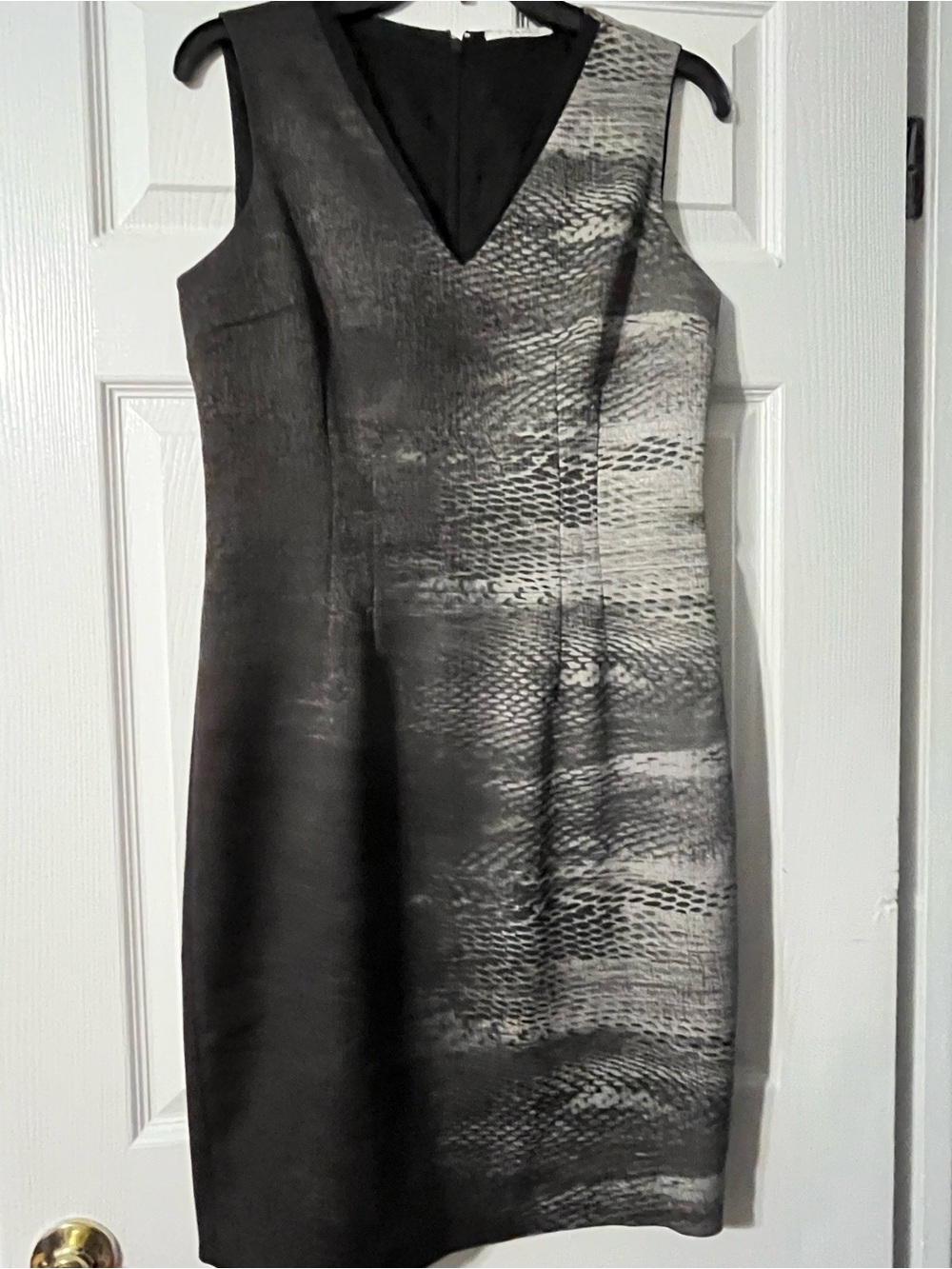 Sleeveless V-Neck Gray Patterned Sheath Dress Tahari